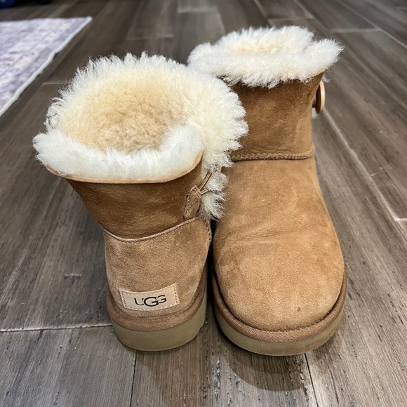 Ugg Women’s Mini Bailey Button Chestnut - Picture 6 of 6